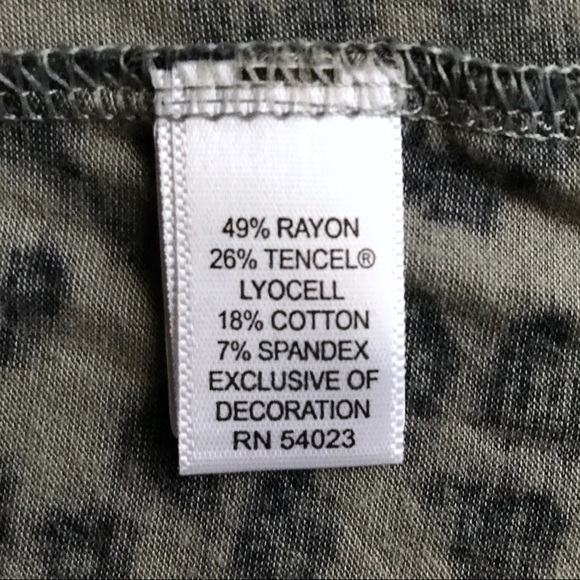 Banana Republic Grey Jaguar Print V-Neck T-Shirt - Picture 7 of 7